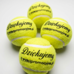 cztery piłki tenicowe z napisem reklamowym dziękujemy
