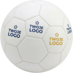 Elegancka, całkowicie biała piłka nożna z minimalistycznym nadrukiem logo. Ekskluzywny gadżet promocyjny podkreślający prestiż marki.