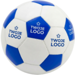 Biała piłka nożna z kontrastowymi niebieskimi panelami i personalizowanym nadrukiem logo. Nowoczesny gadżet reklamowy na eventy firmowe.