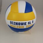 piłka siatkowa, żółto niebieska z napisem"ucniowie kl 8 rocznik 2026"