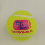 piłka tenisowa, klasyczna, żołta, z różowo-granatowym nadrukiem "varsonalia" ilogo