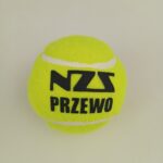 piłka tenisowa, klasyczna, żołta, z czarnym nadrukiem "NZSprzewo"