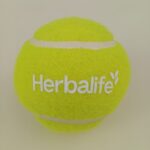 piłka tenisowa, klasyczna, żołta, z białym nadrukiem "herbalife"