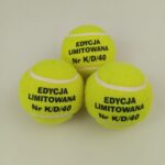 3 piłki do tenisa , na każdej nadruk czarnymi literami"edycja limitowana nr K/K/40