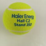 piłka tenisowa, klasyczna, żołta, z niebieskim nadrukiem "haier energy"