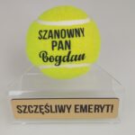 Piłka tenisowa z napisem Szanowny pan bogdan na podstawce